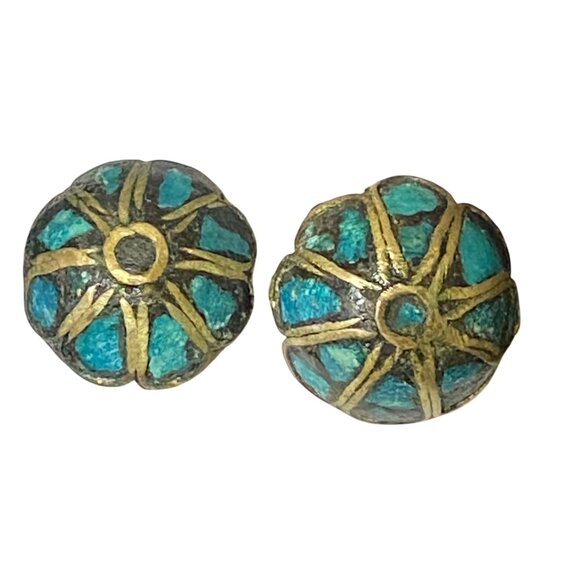 .75" x .75" Vintage Indian Clip-On Earrings Crushed Turquoise & Silver Floral De - Picture 2 of 13